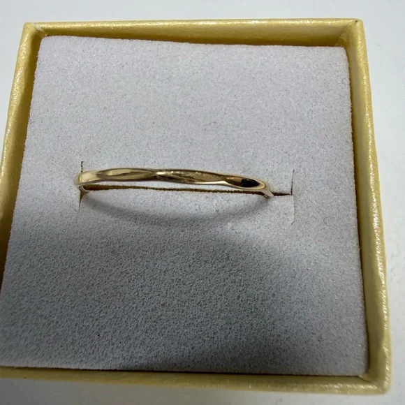 14k Gold Women's Band Ring - Elegant Minimalist Jewelry - Picture 1 of 6